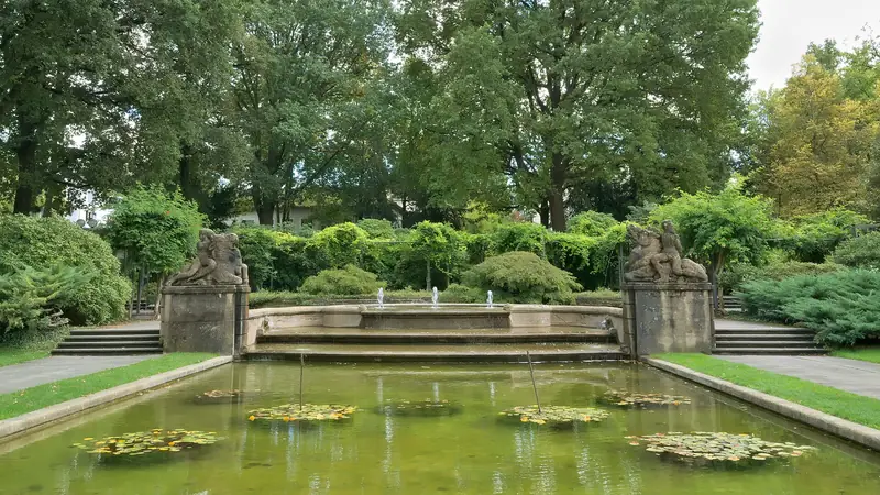 Brunnen und Beete im Rosengarten Bern